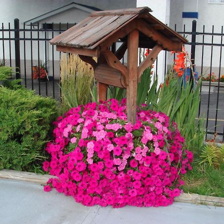 Grand Forks Inn Екстер'єр фото