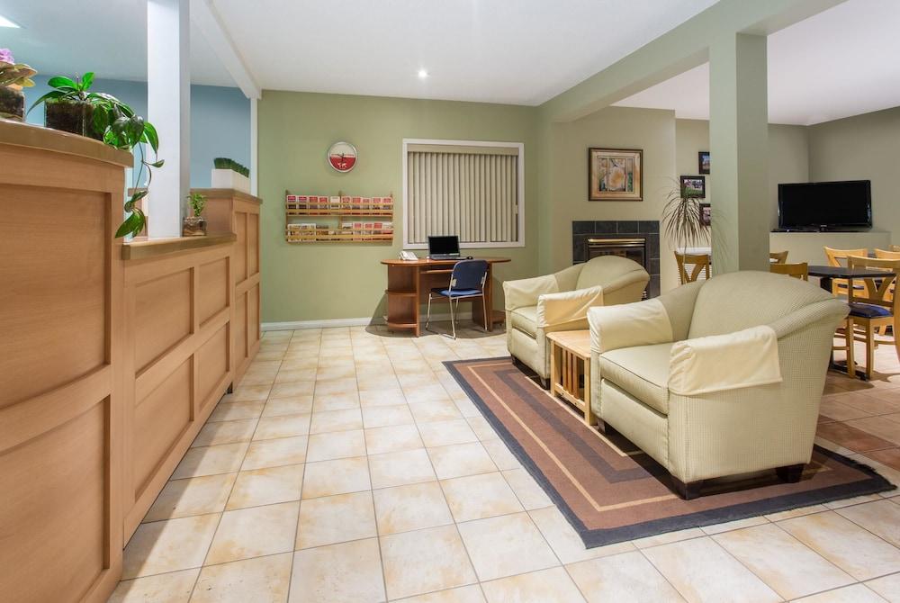 Grand Forks Inn Екстер'єр фото