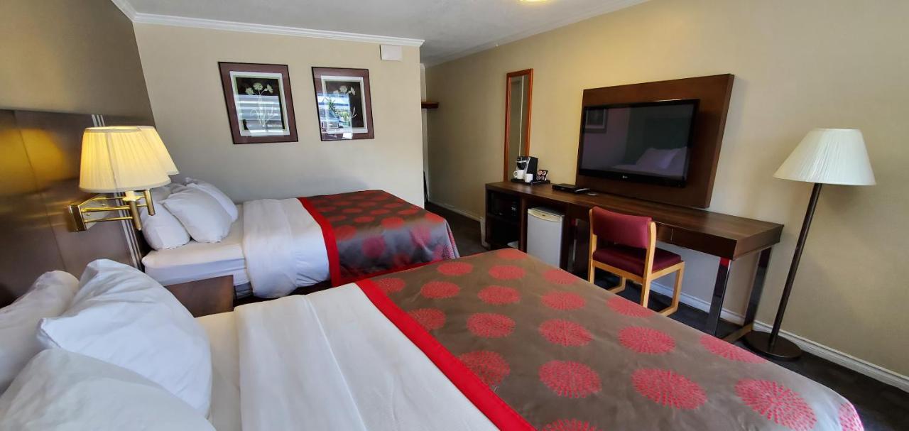 Grand Forks Inn Екстер'єр фото