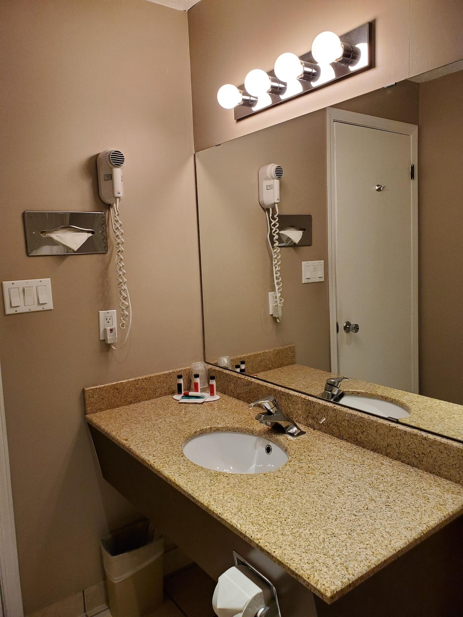 Grand Forks Inn Екстер'єр фото