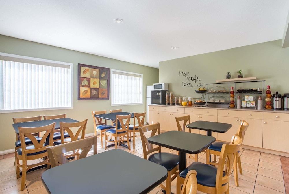 Grand Forks Inn Екстер'єр фото